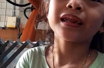 Ketertarikan Atirah Anak Berusia 7 Tahun Belajar Mengoperasikan KUKA Robot Arm